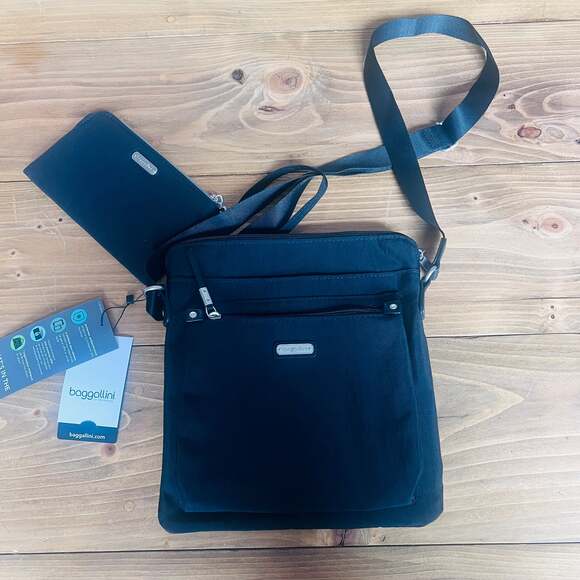 Baggallini Handbags - NWT Baggallini Go Bagg Crossbody with RFID Phone Wristlet